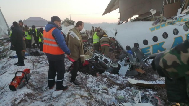 哈萨克斯坦载100人客机坠毁现场：撞护栏后扎进楼房