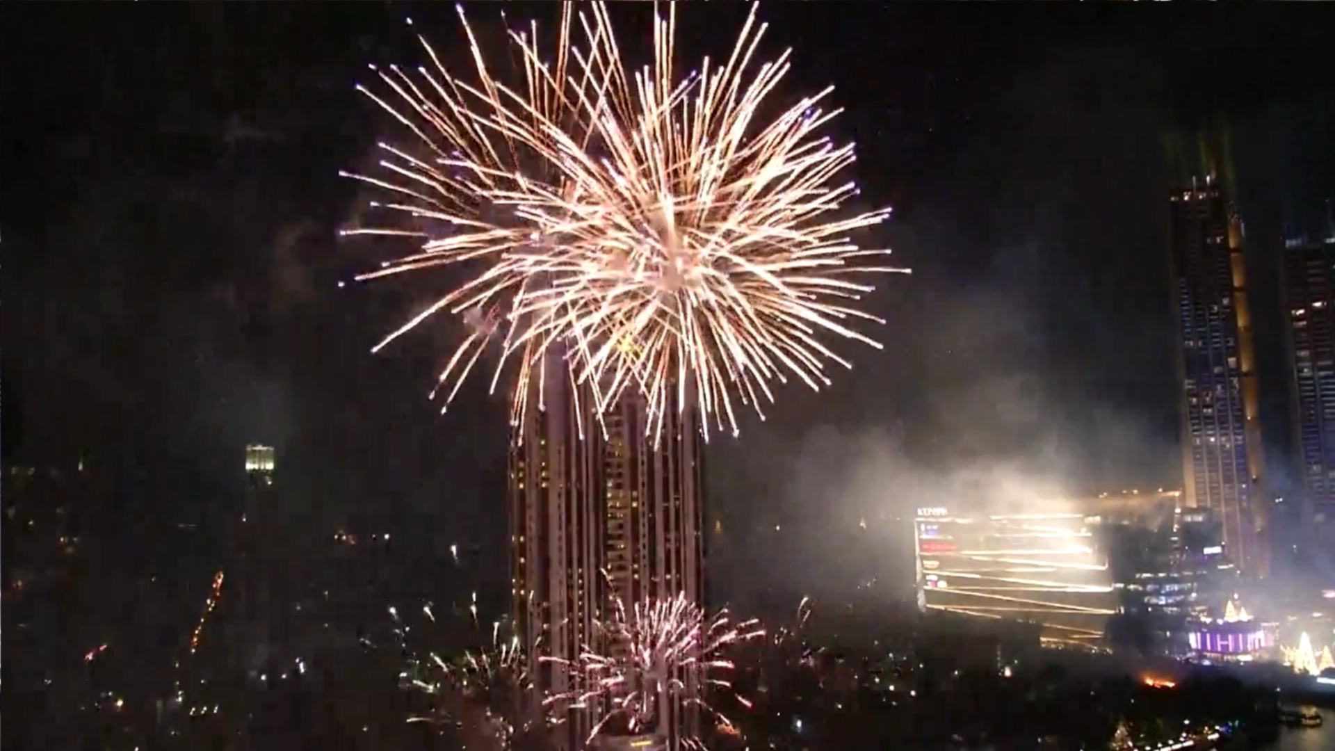 夜空流光溢彩 曼谷新年焰火秀