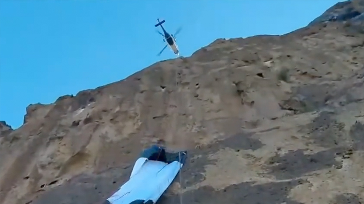 男子跳伞被卡近百米悬崖裂缝 救援队空降来救援