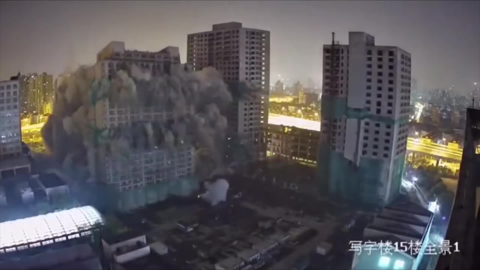 实拍上海百亿烂尾楼凌晨爆破网友以为是地震