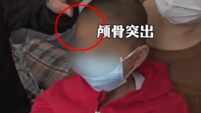 大头娃娃事件当事家长发声:没想到会这么大胆,拿饮料当奶粉卖