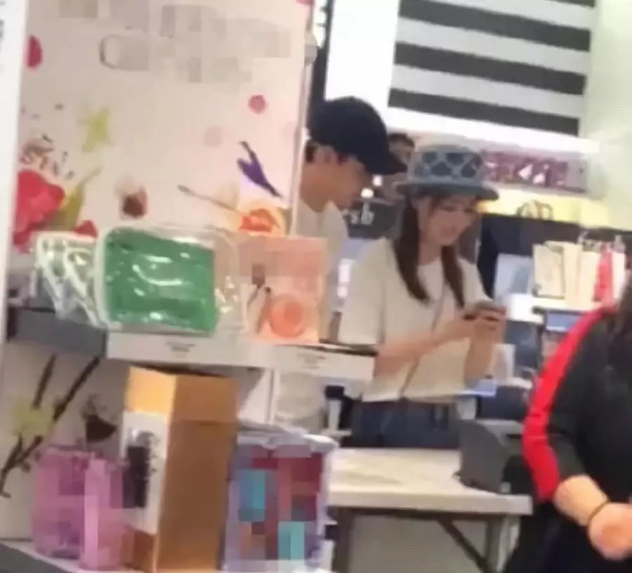 打脸！剧组情侣，假戏真做？已同居，女方咬死不认，男方独自尴尬