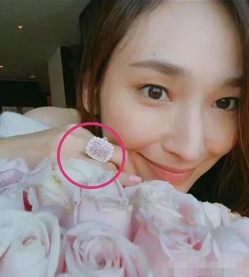 怀了4胎的吴佩慈仍未嫁入豪门，很可怜吗？