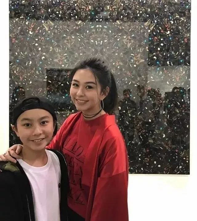 星二代的人生：妈妈大明星，爸爸大富商，有钱有颜有学历…