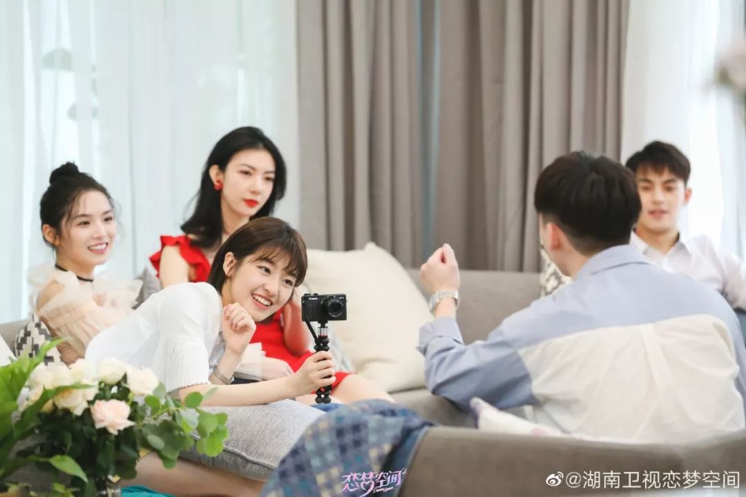 打脸！剧组情侣，假戏真做？已同居，女方咬死不认，男方独自尴尬