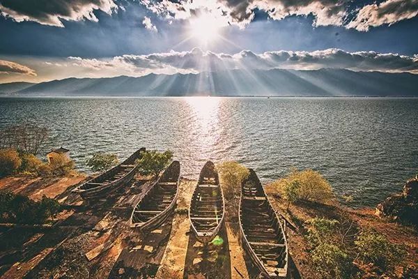为拍出美照不要命？在“毒湖”里洗澡的网红们…