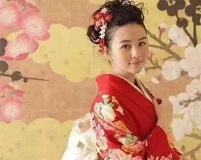 星二代的人生：妈妈大明星，爸爸大富商，有钱有颜有学历…