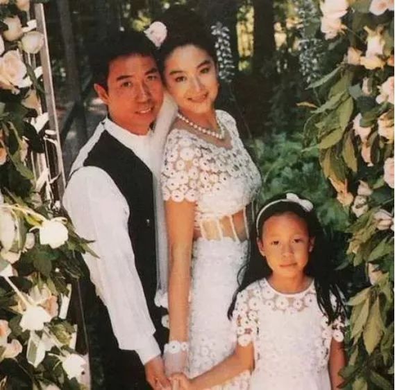 星二代的人生：妈妈大明星，爸爸大富商，有钱有颜有学历…