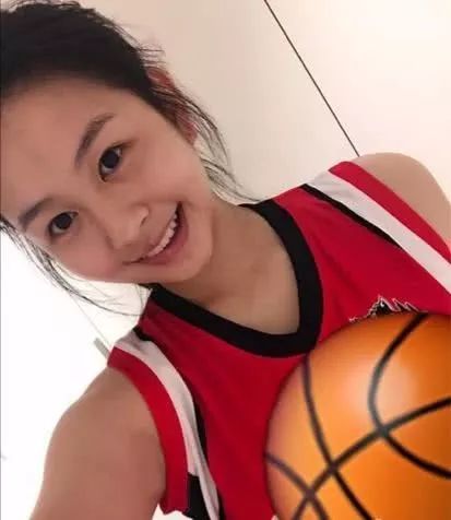 星二代的人生：妈妈大明星，爸爸大富商，有钱有颜有学历…