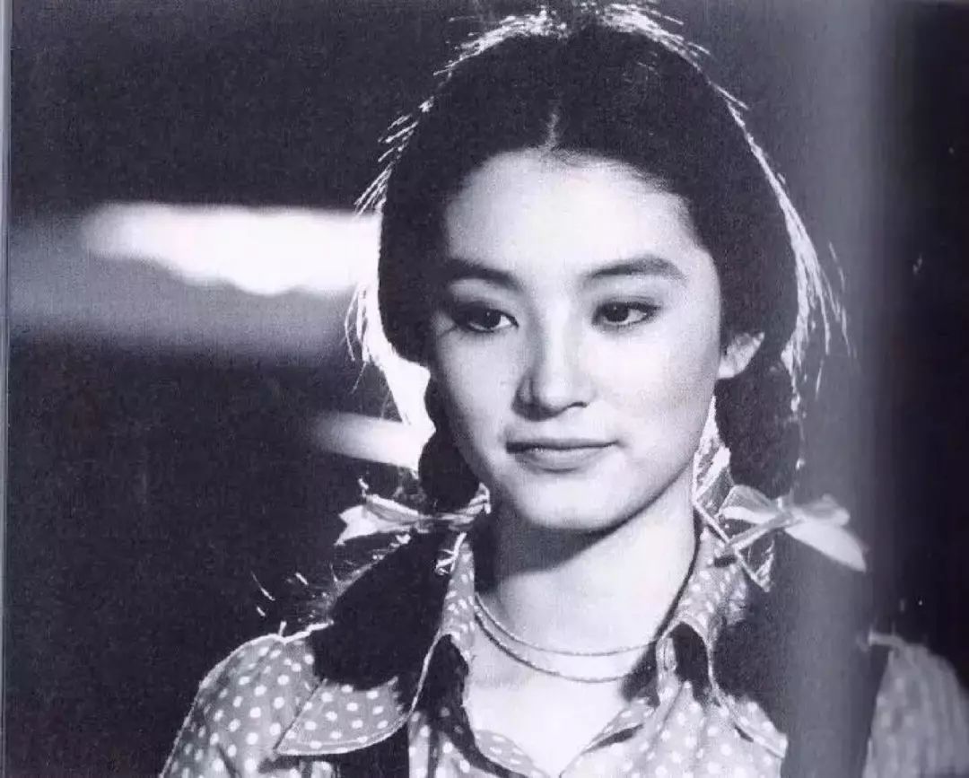 星二代的人生：妈妈大明星，爸爸大富商，有钱有颜有学历…