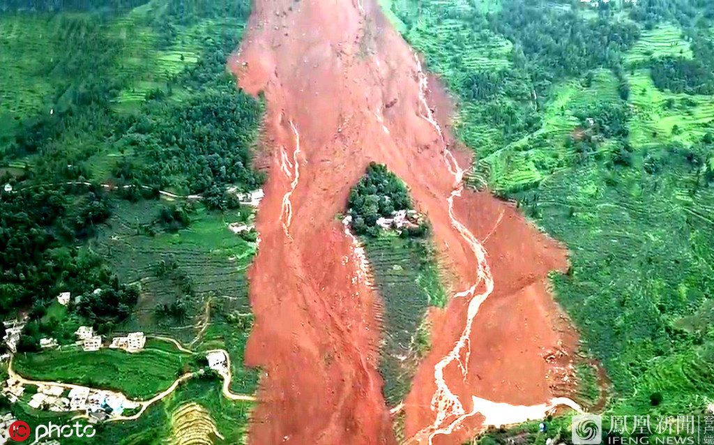 贵州六盘水市水城县鸡场镇坪地村岔沟组突发一起山体滑坡,21幢房屋