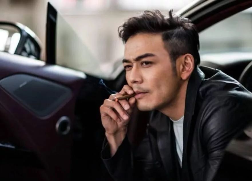皱眉歪嘴挤酒窝，这个史上最油腻霸道总裁，女神是怎么亲下去的？