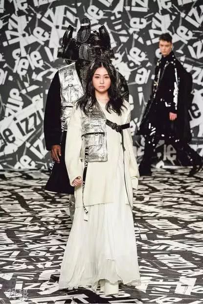 星二代的人生：妈妈大明星，爸爸大富商，有钱有颜有学历…