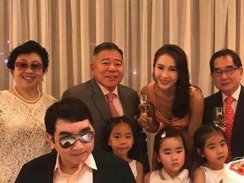星二代的人生：妈妈大明星，爸爸大富商，有钱有颜有学历…