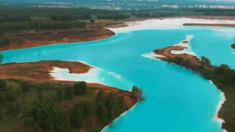 为拍出美照不要命？在“毒湖”里洗澡的网红们…
