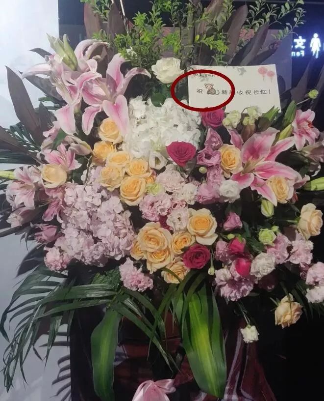 皱眉歪嘴挤酒窝，这个史上最油腻霸道总裁，女神是怎么亲下去的？