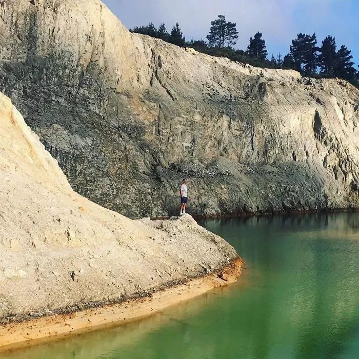为拍出美照不要命？在“毒湖”里洗澡的网红们…