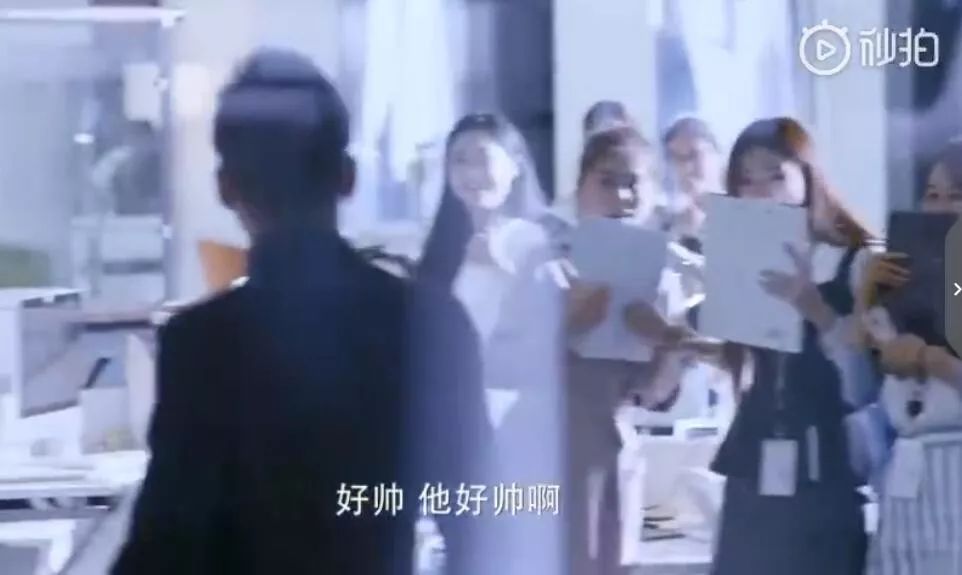皱眉歪嘴挤酒窝，这个史上最油腻霸道总裁，女神是怎么亲下去的？