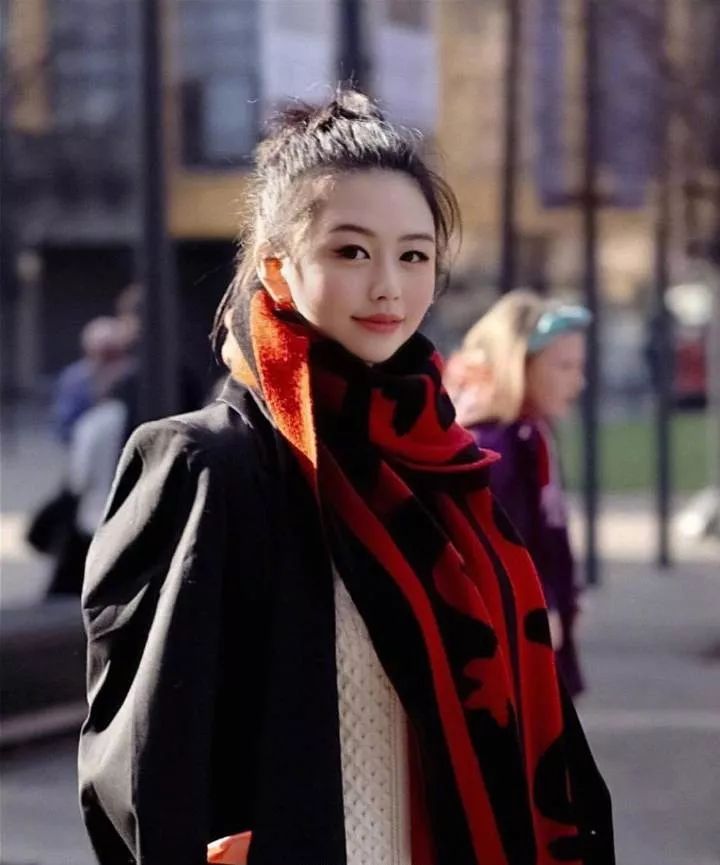 星二代的人生：妈妈大明星，爸爸大富商，有钱有颜有学历…