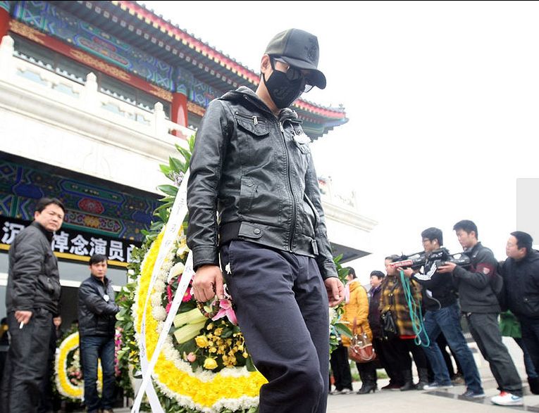 白百何、文章相继离婚，同班同学被前夫杀害，这什么神仙班？