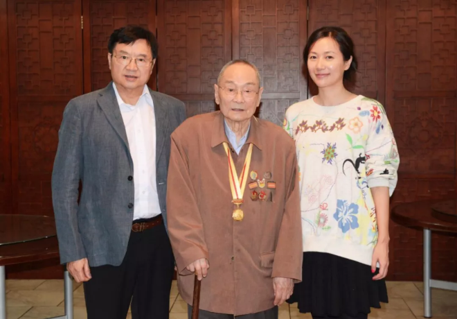 徐静蕾父亲出版家族纪实文学，书写103岁祖父的抗战历史