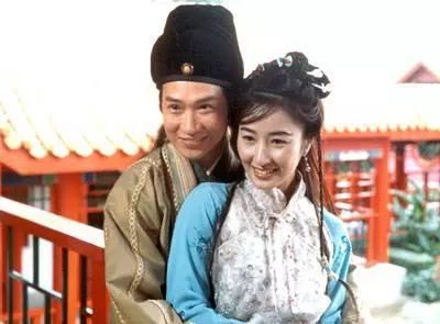 港剧第一美女拒嫁豪门，把穷小子丈夫捧成影帝，55岁依旧冻龄…