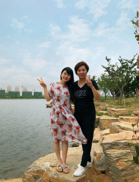 福原爱晒与王楠汤媛媛聚会照 同框自拍比剪刀手显亲密