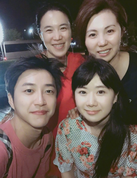 福原爱晒与王楠汤媛媛聚会照 同框自拍比剪刀手显亲密