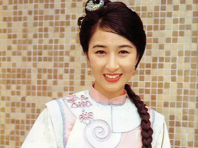 港剧第一美女拒嫁豪门，把穷小子丈夫捧成影帝，55岁依旧冻龄…