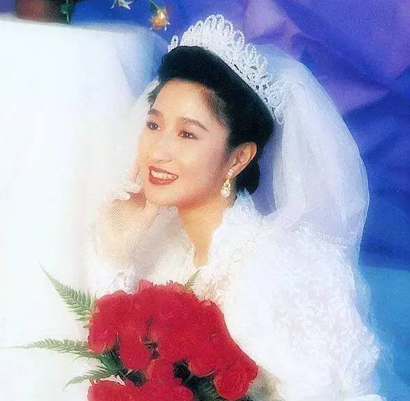 港剧第一美女拒嫁豪门，把穷小子丈夫捧成影帝，55岁依旧冻龄…