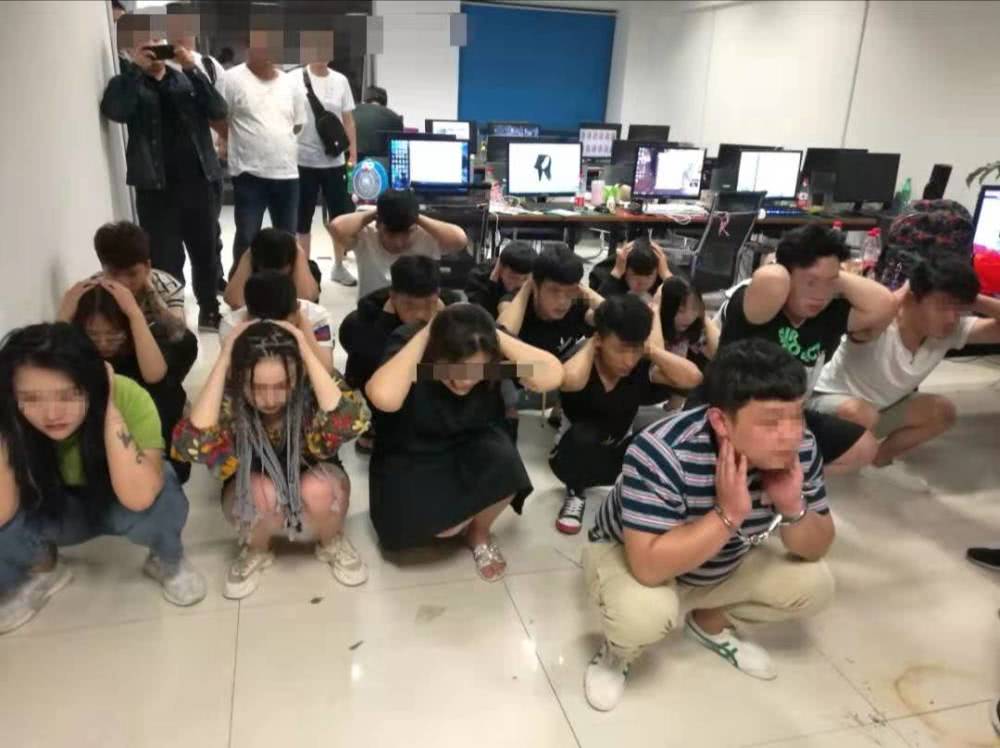 网络女主播身后的江湖：美女色诱求打赏 月入九万多