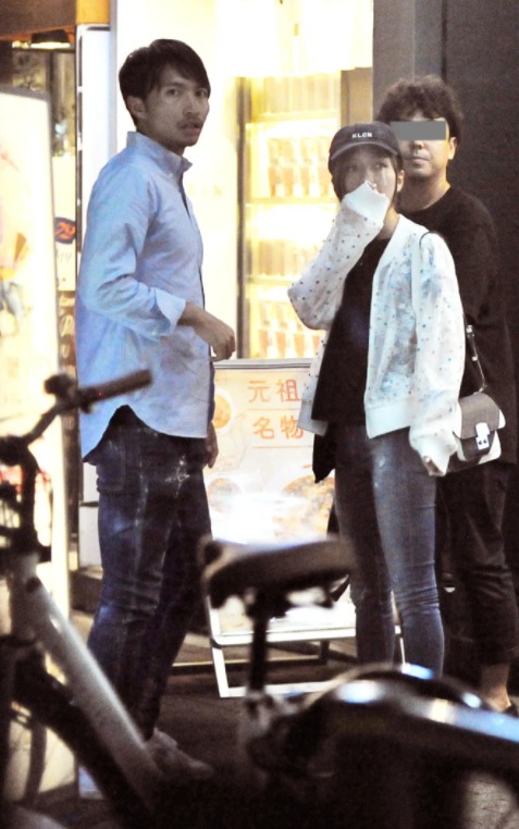 柴崎岳夫妇婚礼前夕参加朋友聚餐 新婚生活甜蜜幸福