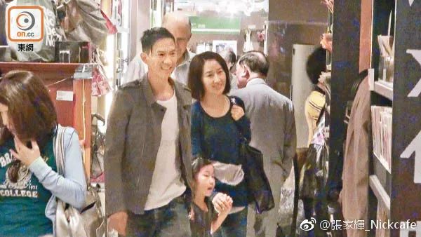 港剧第一美女拒嫁豪门，把穷小子丈夫捧成影帝，55岁依旧冻龄…