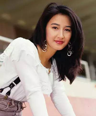 港剧第一美女拒嫁豪门，把穷小子丈夫捧成影帝，55岁依旧冻龄…