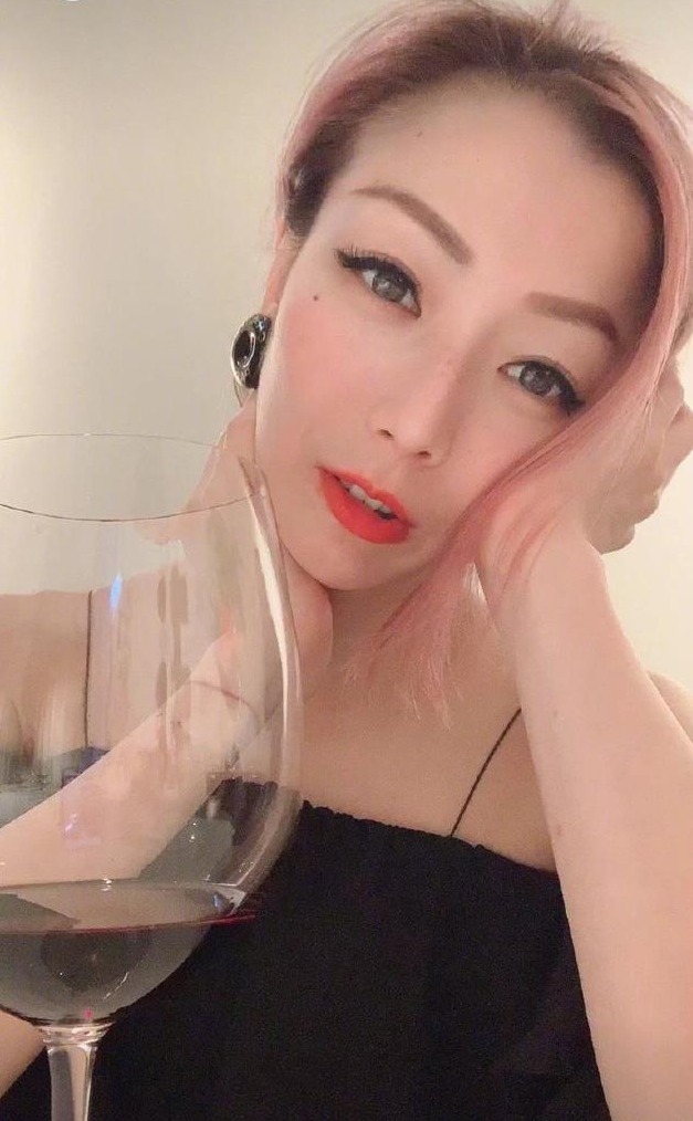 郑秀文晒甜美自拍 粉嫩发色气质好