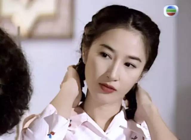 港剧第一美女拒嫁豪门，把穷小子丈夫捧成影帝，55岁依旧冻龄…