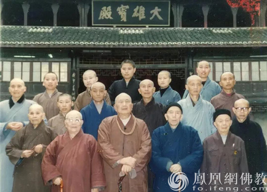 1987年陪同遍能老和尚,宽霖老和尚,隆莲老法师等参访峨眉山(图片来源