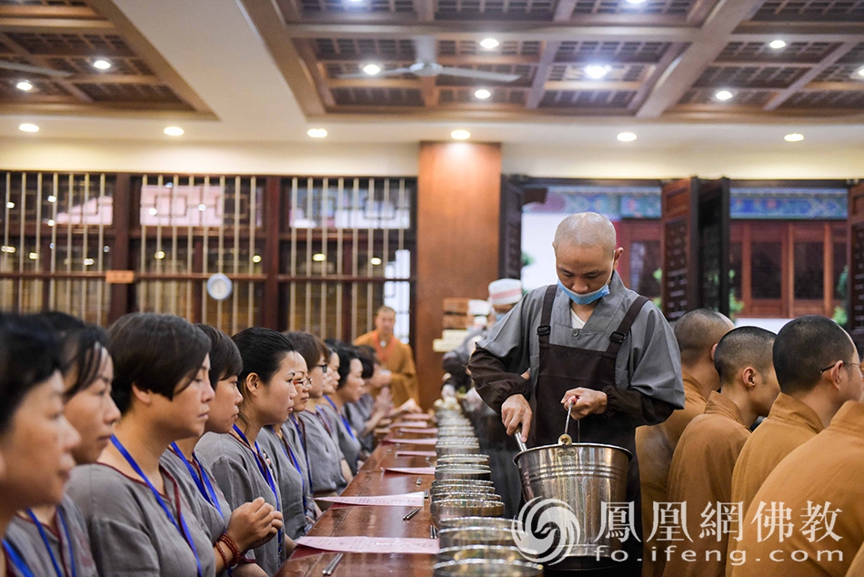 学员跟随法师们一起过堂.