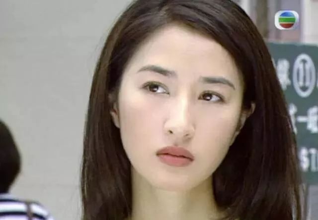 港剧第一美女拒嫁豪门，把穷小子丈夫捧成影帝，55岁依旧冻龄…