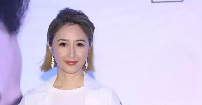 港剧第一美女拒嫁豪门，把穷小子丈夫捧成影帝，55岁依旧冻龄…