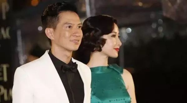 港剧第一美女拒嫁豪门，把穷小子丈夫捧成影帝，55岁依旧冻龄…