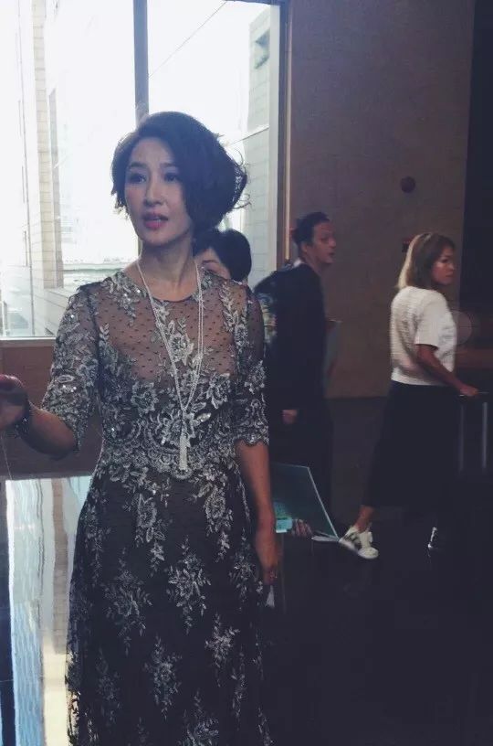 港剧第一美女拒嫁豪门，把穷小子丈夫捧成影帝，55岁依旧冻龄…