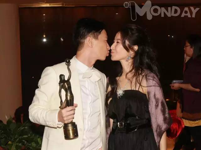 港剧第一美女拒嫁豪门，把穷小子丈夫捧成影帝，55岁依旧冻龄…