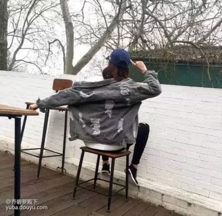 58岁坦克奶奶，荣升斗鱼新一姐，她的经历我查了下
