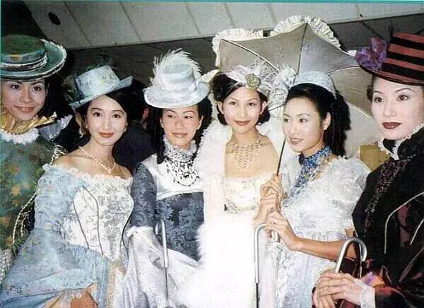 港剧第一美女拒嫁豪门，把穷小子丈夫捧成影帝，55岁依旧冻龄…
