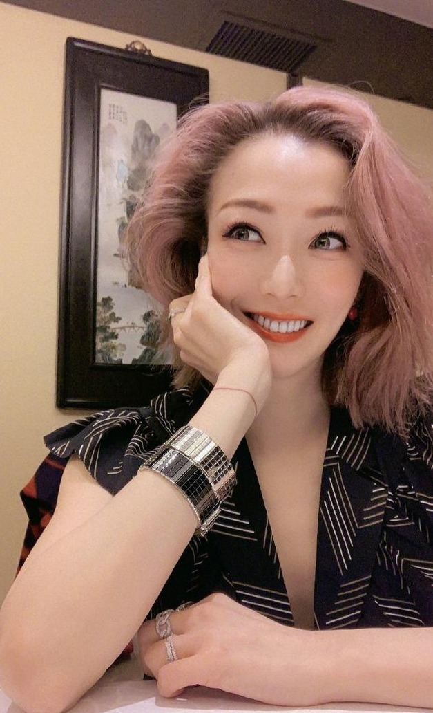 郑秀文晒甜美自拍 粉嫩发色气质好