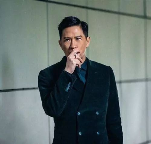 港剧第一美女拒嫁豪门，把穷小子丈夫捧成影帝，55岁依旧冻龄…