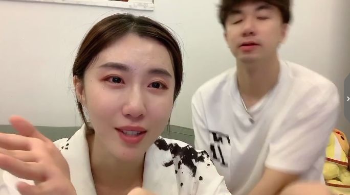 恋爱十年，连出轨都能原谅的网红情侣，分手视频都是抄袭的？