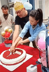 张雨绮庆33岁生日握管虎手切蛋糕 远处替身吸引网友目光