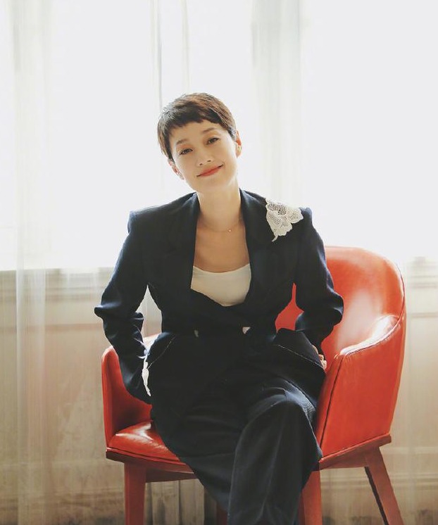 船袜乳条贴应该向里还是向外？马伊琍向网友求问真相